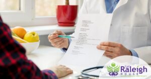 A nutritionist and his patient discuss a plan for healthy eating.